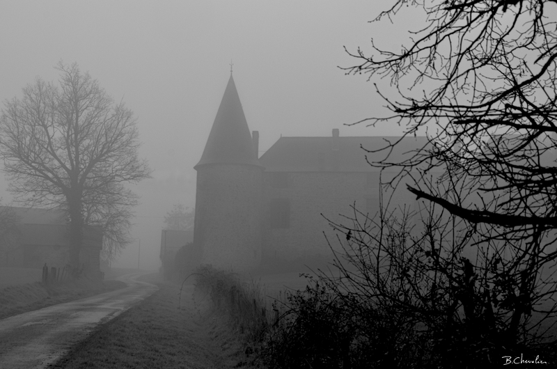 blog-bc-2014-3-Ferme fortifiée dans le brouillard Breton